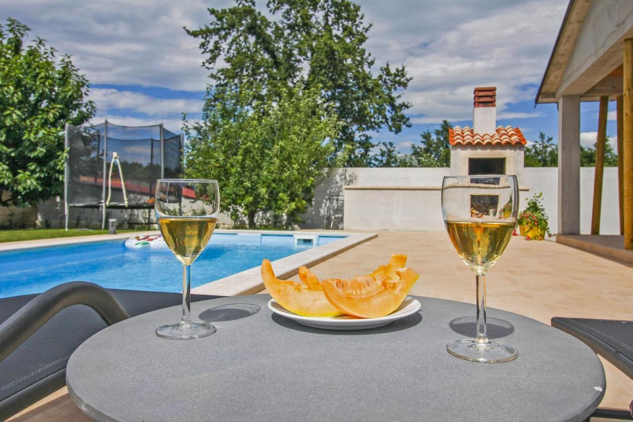 Vila Natascha In Pamici - Haus Fuer 6 Personen Žminj Exteriér fotografie