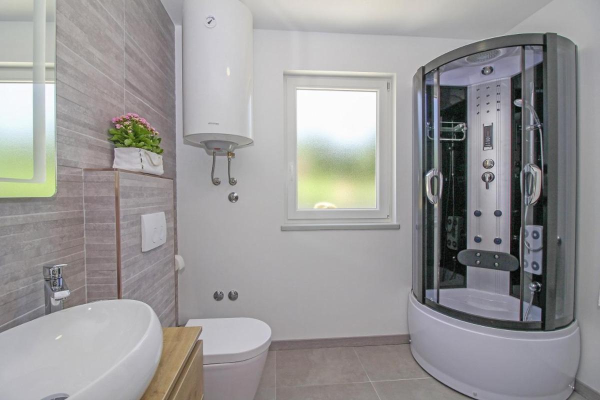 Vila Natascha In Pamici - Haus Fuer 6 Personen Žminj Exteriér fotografie