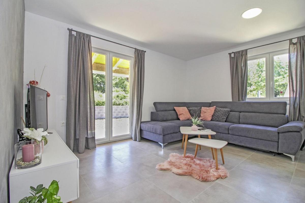 Vila Natascha In Pamici - Haus Fuer 6 Personen Žminj Exteriér fotografie