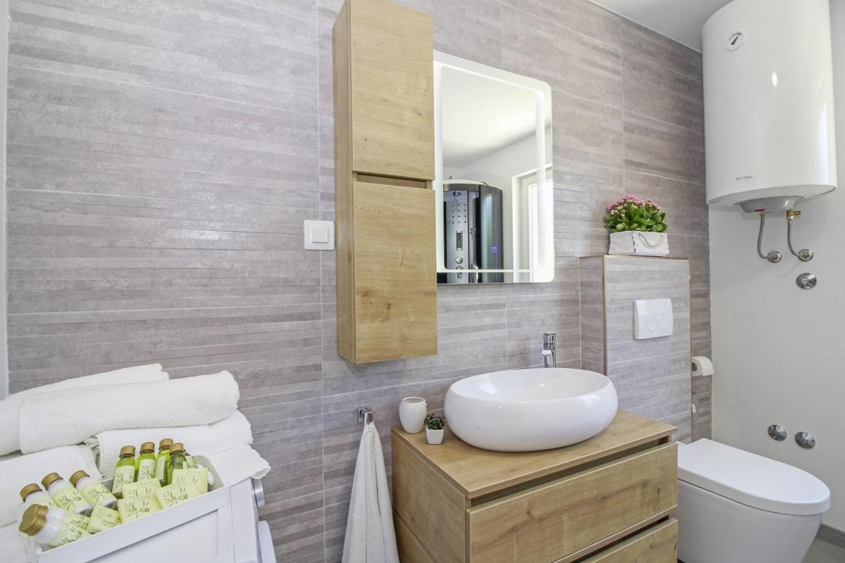 Vila Natascha In Pamici - Haus Fuer 6 Personen Žminj Exteriér fotografie